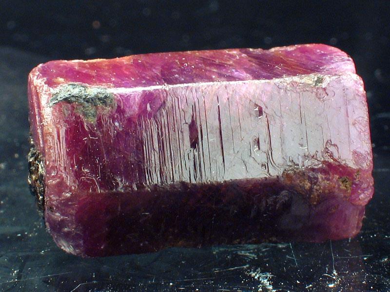 Paracelsus - Ein roher, ungeschliffener Rubin-Kristall aus Madagaskar
